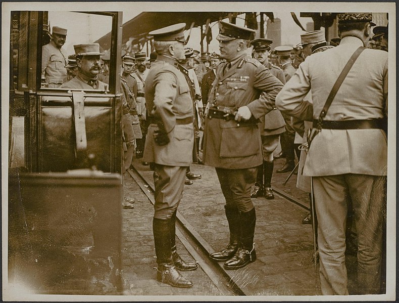 File:Gen. Pershing about to leave, Bestanddeelnr 158-2844.jpg