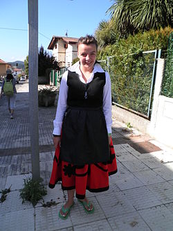 Mergaitė su baskų tautiniais rūbais