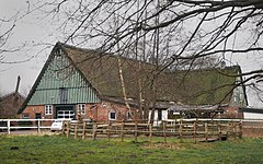 Hof Harms - Wirtschaftsseite - Fachhallenhaus von 10 Fach - Halbkreuzhaus mit Sommerflügel - Baujahr: 1717 - 53°42′28″N 9°37′54″E﻿ / ﻿Lander 4﻿ / 53.707722; 9.631788         Foto: 2020