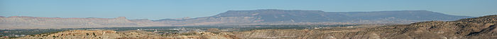 Une vue panoramique de la Grand Mesa avec le mont Garfield et le Book Cliffs, visibles à sa gauche.