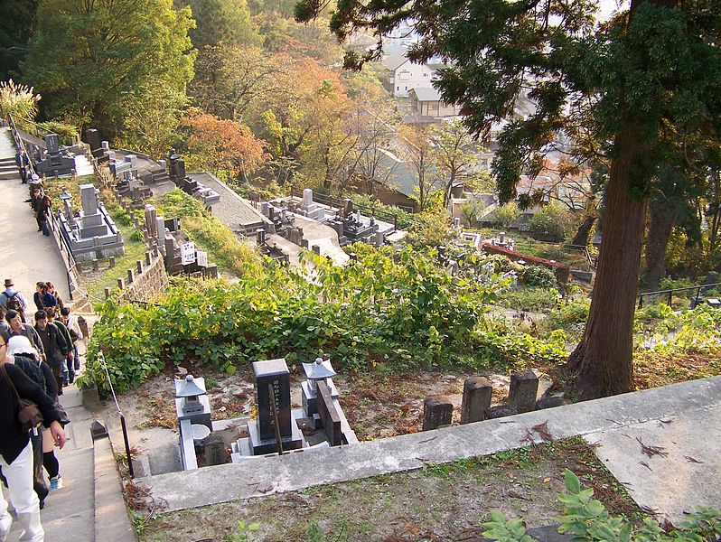 File:Graveyard at Iimori-yama.JPG