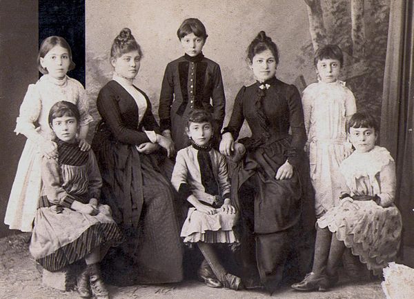 Pontian Greek ladies and children of Trebizond, early 20th century