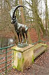 Steinbock-Figur auf der Brücke über den Teich