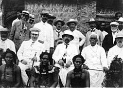 El governador Wilhelm Solf (segona fila, esquerra), el parlamentari de Nova Zelanda, Charles H. Mills (segona fila, centre), i el cap suprem samoà Mata'afa Iosefo (segona fila, dreta) durant una visita de Mills a Samoa Alemanya, 1903
