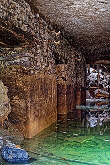 Die noch immer bestehenden Keller des alten Dorfes Graun bei niedrigem Wasserstand 2021