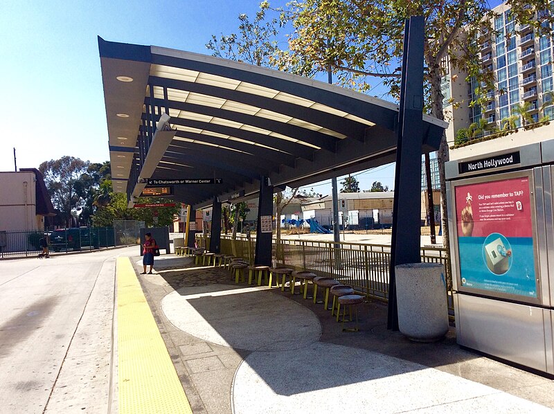 File:HSY- Los Angeles Metro, North Hollywood, Platform View.jpg