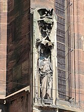 Statue néo-gothique mutilée "Christ ressuscité" (XIXe) sur l'abside