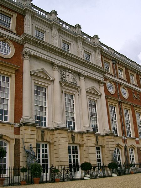 File:Hampton Court Palace (255703615).jpg