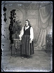 Heinrich Tiidermann. Rahvariides neiu Tallinnast. Klaasnegatiiv, 18 x 13 cm Fotomuuseum, TLM Fn 9292:14