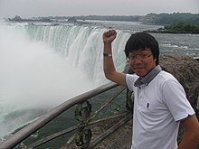 Хикари Окубо у Ниагрского водопада, Канада, 2013.jpg