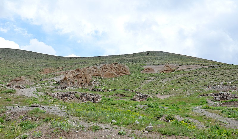 File:Hileh Var Underground Village 3.jpg