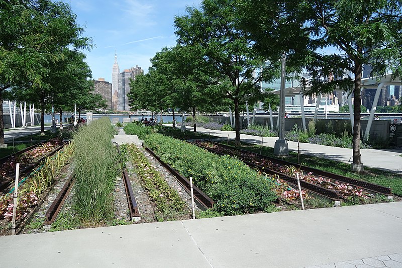 File:Hunters Point South Pk td (2019-06-08) 153 - Rail Garden.jpg