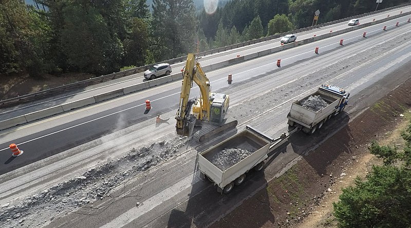 File:I-5 California border to Ashland slow lane rebuild Aug. 28, 2019 (48639106792).jpg