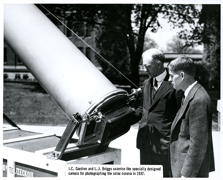 File:I. C. Gardner and L. J. Briggs examine the specially designed camera for photographing the solar corona in 1937.jpg