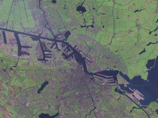 Satellietfoto met het IJ tussen het Noordzeekanaal (links) en het IJmeer (rechts).