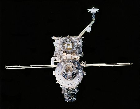 Tập tin:ISS Unity and Z1 truss structure from STS-92.jpg