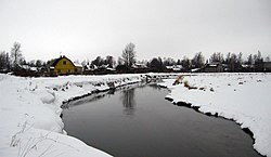 O rio Izhora perto de Myza-Ivanovka no distrito de Gatchinsky