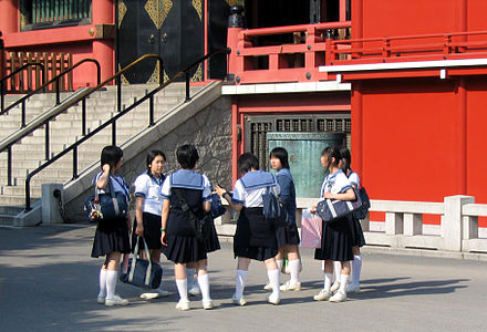 Школы японии видео. Старшая школа в Японии. Школа в Японии средняя школа. Младшая средняя школа в Японии. Гакко сэйфуку.