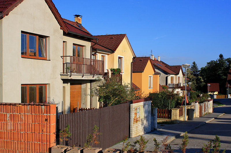 File:Jindřichův Hradec, Na Palici street 2.jpg