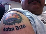 Amerikaner med tatoveringa «John 3:16» (engelsk forkortelse for «vers nummer 16 i kapittel 3 i Evangeliet etter Johannes»), et tegn på kristen tro. Foto: 2012