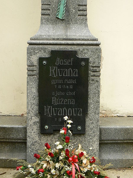 File:Josef Klvaňa - hrob 1.jpg