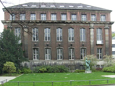 Kasinogarten mit Bellona Skulptur von Georg Kolbe