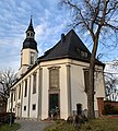 Kirche (mit Ausstattung) und Denkmal für die Gefallenen des Ersten Weltkrieges am Chor der Kirche