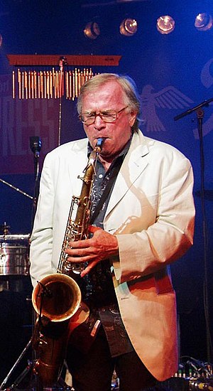 Klaus Doldinger alleine mit Saxophon.jpg