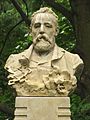 Pomník Svatopluka Čecha z roku 1912 v městském parku v Kyjově od kyjovského kameníka a sochaře Rudolfa Petra (1887–1956)