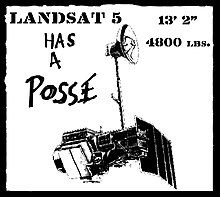 Image en noir et blanc. Un dessin d'un satellite est au milieu de l'image. À sa droite est écrit "Landsat 5 has a posse", "Landsat 5" en caractères d'imprimerie et "has a posse" manusrit. À sa gauche "13' 2 en caractères d'imprmerie, soit ses mensurations. L'image est entouré d'un cadre noir aux traits irréguliers.