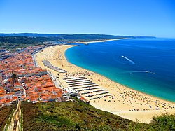 Panoramski pogled na Nazaré in njegovo plažo