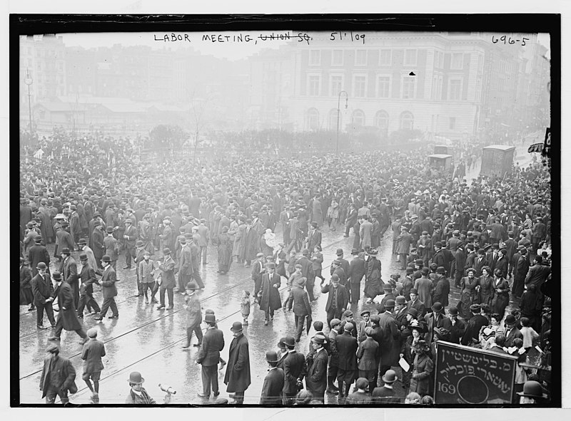 File:Labor Day crowd meeting in Union Square, in rain, New York LCCN2014683318.jpg