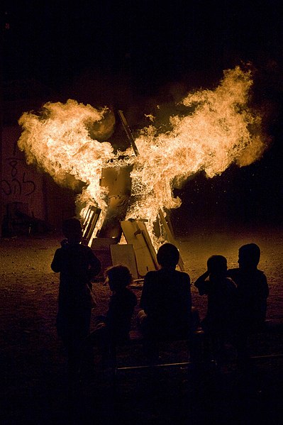 File:Lag Ba'Omer bonfire Tel Aviv Israel.jpg