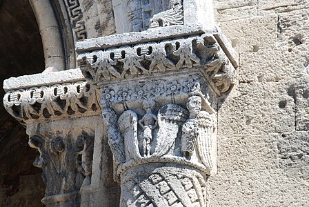 Chapiteau droit : anges aux ailes déployées encadrant un personnage humain.