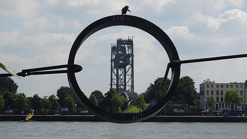 File:Maasbeeld - Stadsdrieheok - Centrum - Rotterdam - Look at the Hef through the ring in the scultpure.jpg