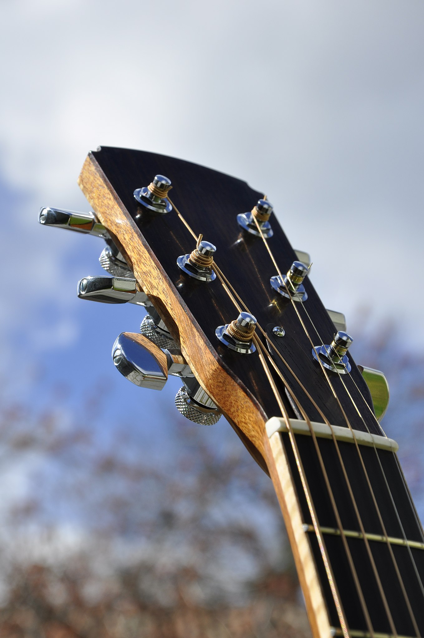 Guitar string clearance head