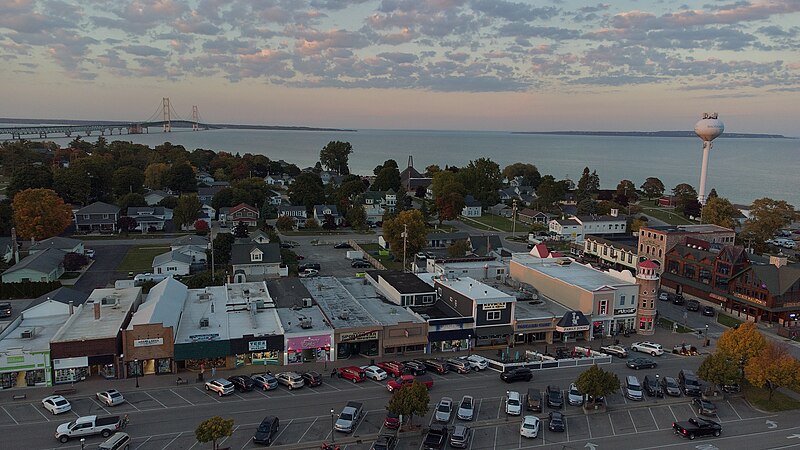 File:Mackinaw City, Michigan.jpg