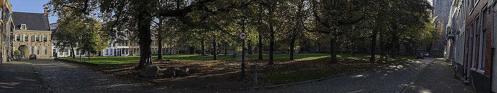 Panorama van het Martinikerkhof in november