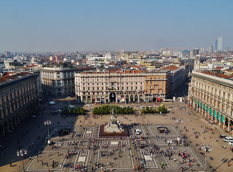 File:Milano Cattedrale di Santa Maria Nascente Blick vom Dach auf die Piazza del Duomo 3.jpg