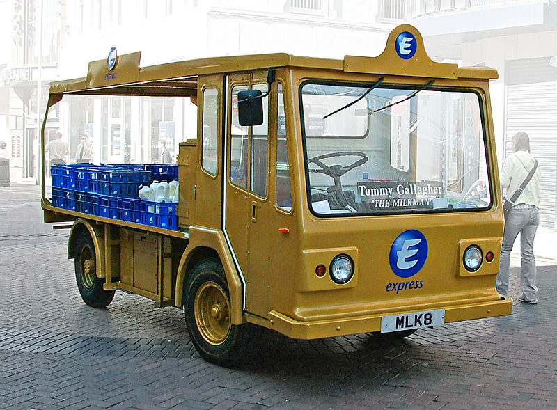 Milk float (deutsch Milchwagen, wörtlich Milchfloß) 800px-Milk_float_-_Liverpool_%28modified_background%29