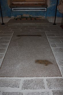 Grabstätte Jean Cocteaus in der Chapelle Saint-Blaise in Milly-la-Forêt (Quelle: Wikimedia)