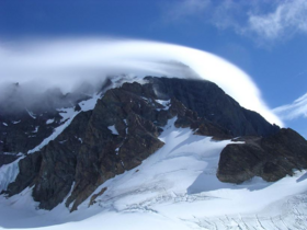 Mount Monarch při pohledu ze západu.