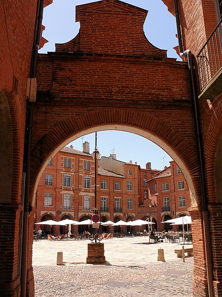 File:Montauban - Place Nationale - Une entrée 01.JPG