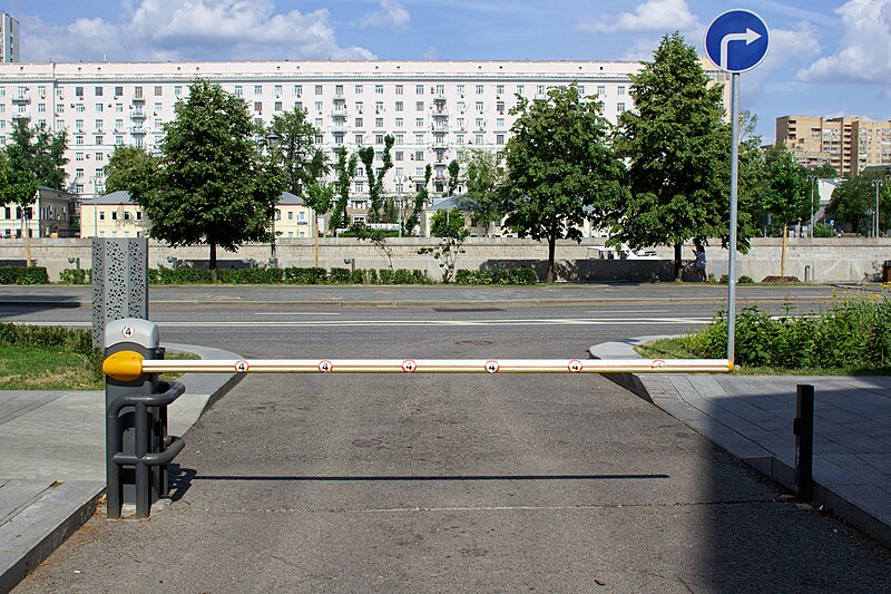 File:Moscow, Kosmodamianskaya Embankment barriers 2023 01(DXO).jpg