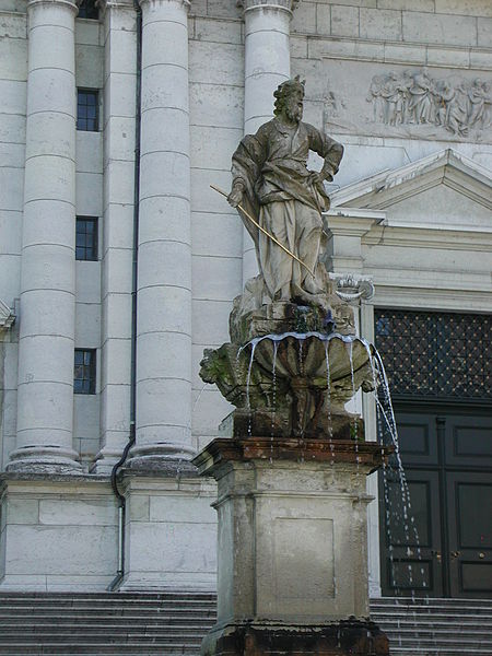 File:Moses-Brunnen Detail.jpg