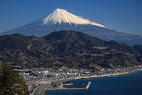 薩埵峠方面から望む由比町の街並みと富士山