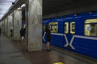 Verwendung von Gesichtsmasken in der U-Bahn von Nischni Nowgorod. Metrostation Proletarskaja.