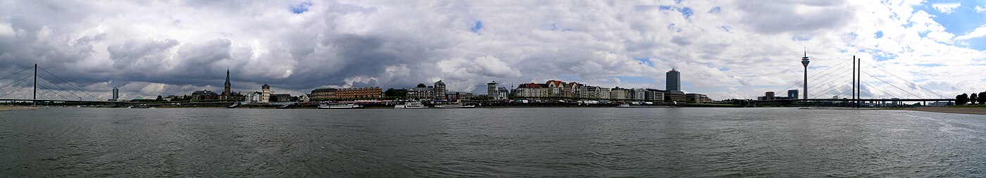 Dusseldorf - panorama orașului vechi (vedere de la Oberkassel).  Dreapta - podul Rheinkniebrücke, stânga - podul Oberkasseler