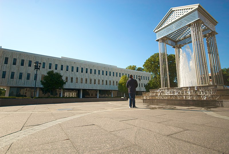 File:New Jersey State Library and fountain.jpg