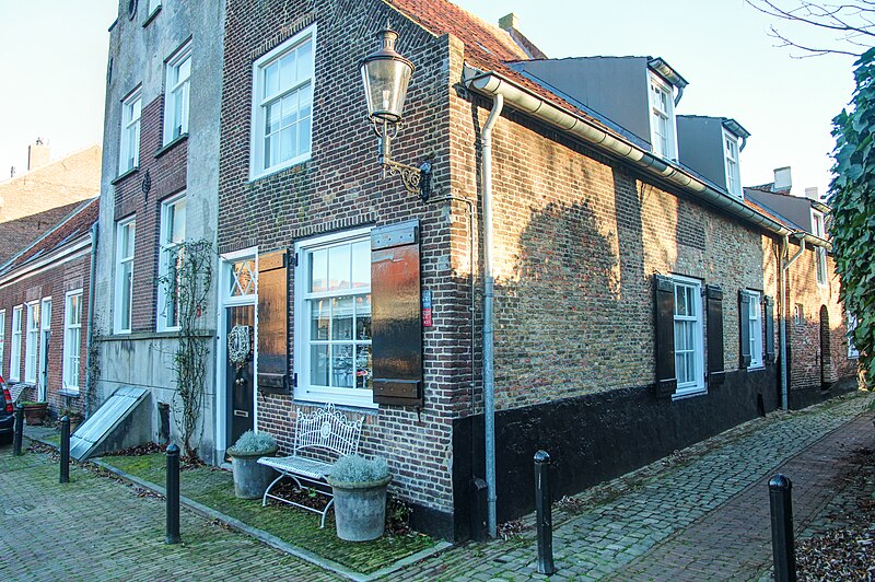 File:Nieuwstraat 2 Ravenstein schuin rechts.jpg